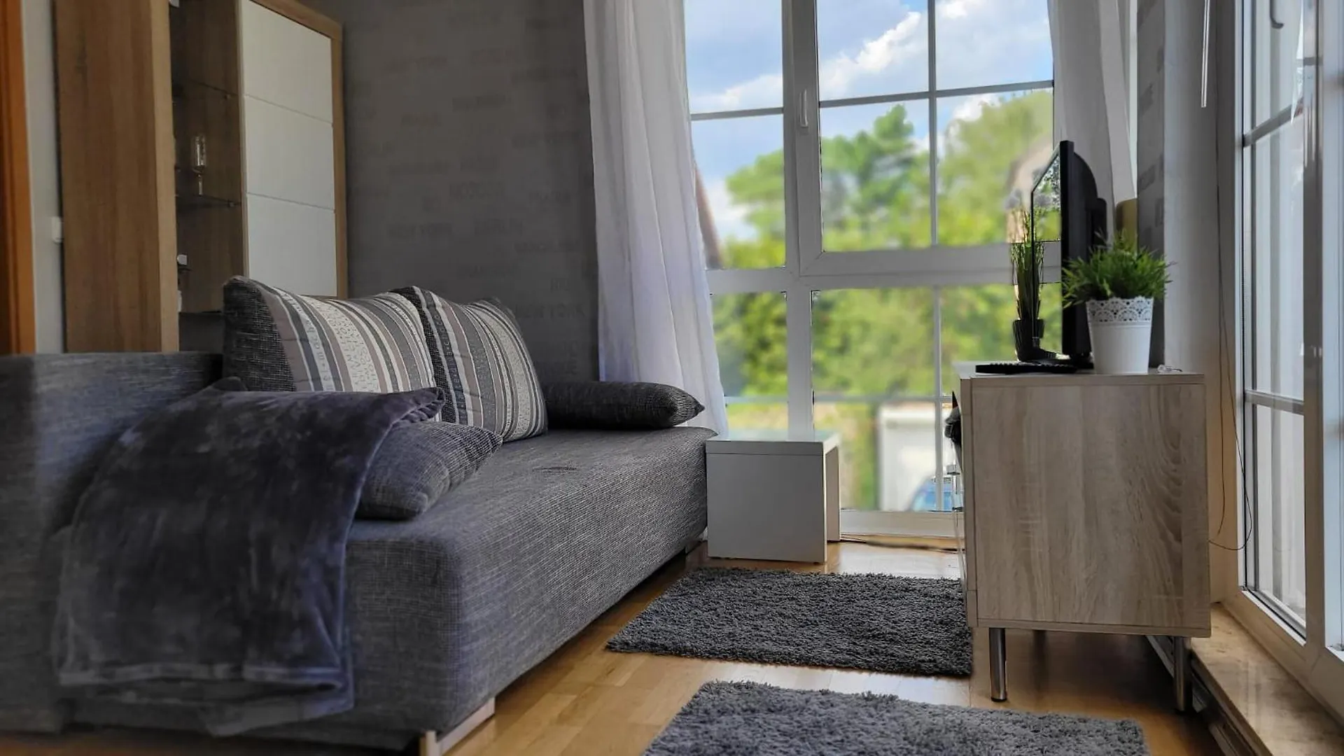 Berlin-Oase - Schnuckelige Ferienwohnung An Der Grenze Zu Berlin Schoenefeld 0*,  Germany